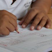 Gastos deducibles en IRPF por ayuda doméstica, guardería, material escolar, libros de texto o estudios en las Comunidades Autónomas