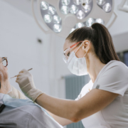 ¿Es falso autónomo el dentista que presta sus servicios en una clínica de una empresa?
