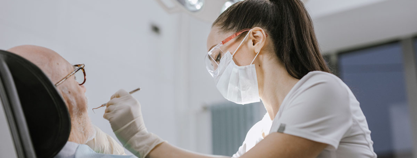 ¿Es falso autónomo el dentista que presta sus servicios en una clínica de una empresa?