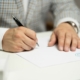 Foto de unas manos firmando