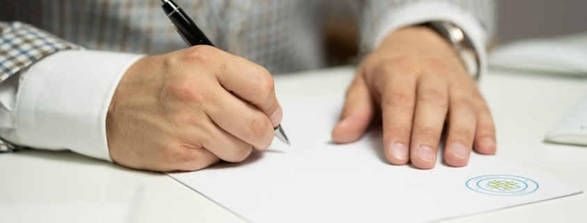 Foto de unas manos firmando