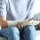 Foto de una persona con la mano escayolada, que ilustra el artículo "El despido disciplinario encubierto durante las fases finales de IT" de Ponter Abogados y Asesores