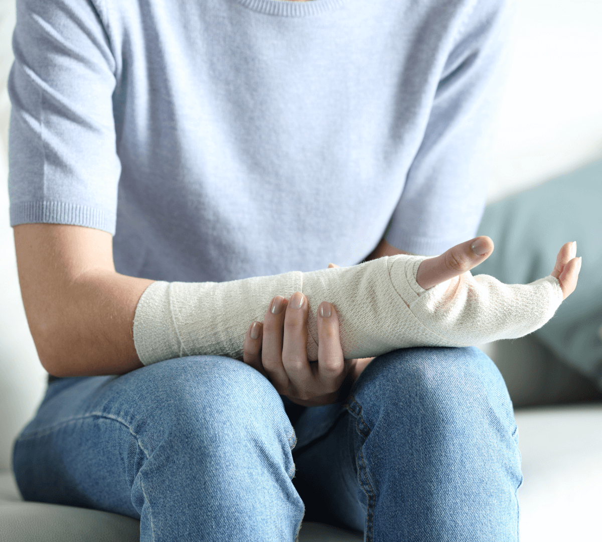 Foto de una persona con la mano escayolada, que ilustra el artículo "El despido disciplinario encubierto durante las fases finales de IT" de Ponter Abogados y Asesores