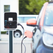 Foto de un coche eléctrico para el artículo "Nuevas ventajas fiscales para la compra de coches eléctricos" escrito por Luis Tomás Romo Casas, de Ponter Abogados y Asesores