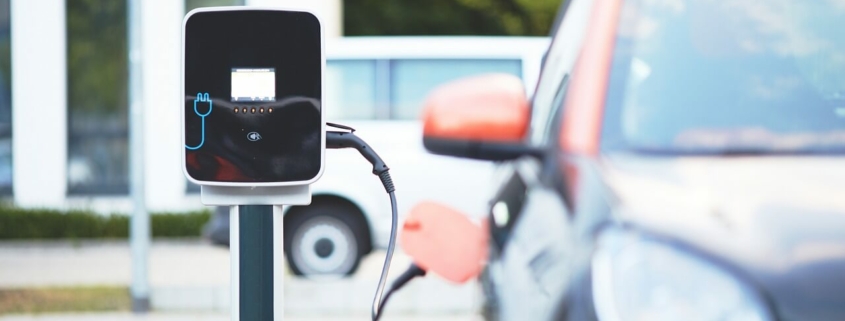 Foto de un coche eléctrico para el artículo "Nuevas ventajas fiscales para la compra de coches eléctricos" escrito por Luis Tomás Romo Casas, de Ponter Abogados y Asesores