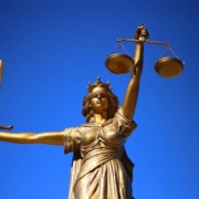 Balanza de la justicia como imagen destacada del artículo "Revista Dentistas A propósito de la sucesión de deudas tributarias...", de Ponter Clinic