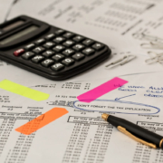 Foto de una calculadora y documentos fiscales