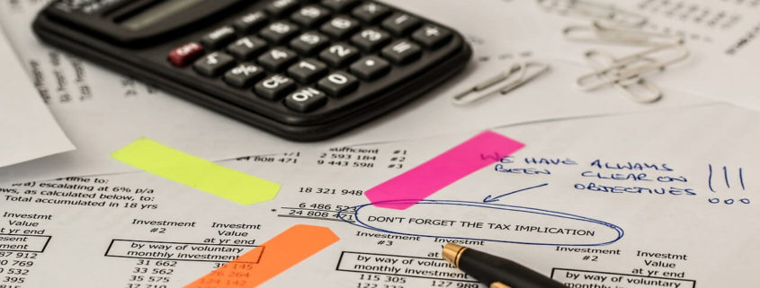 Foto de una calculadora y documentos fiscales