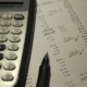 Foto de una calculadora y unos papeles para un artículo de Ponter Abogados y Asesores