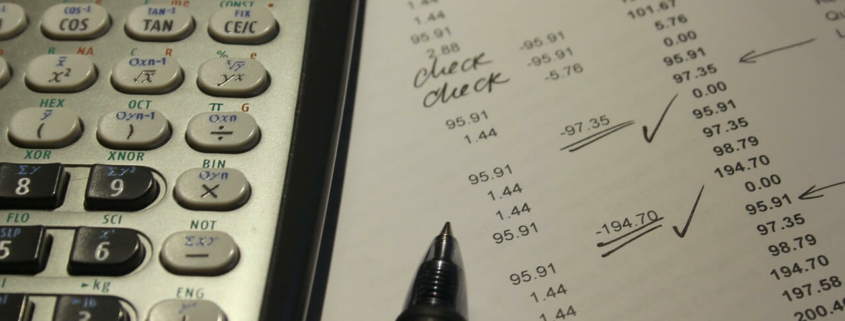 Foto de una calculadora y unos papeles para un artículo de Ponter Abogados y Asesores