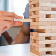 Juego jenga utilizado para ilustrar las operaciones de reestructuración empresarial para un artículo de Ponter Abogados y Asesores