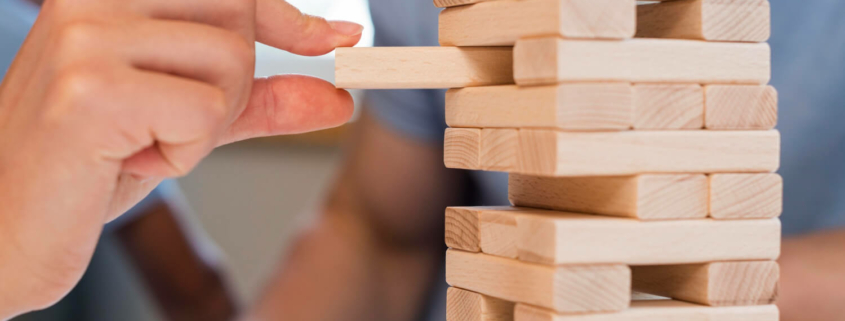 Juego jenga utilizado para ilustrar las operaciones de reestructuración empresarial para un artículo de Ponter Abogados y Asesores