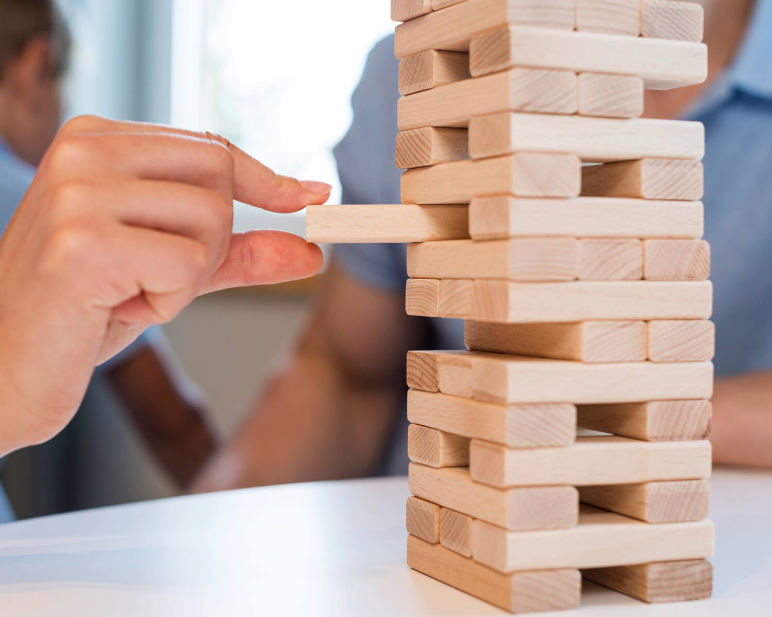 Juego jenga utilizado para ilustrar las operaciones de reestructuración empresarial para un artículo de Ponter Abogados y Asesores