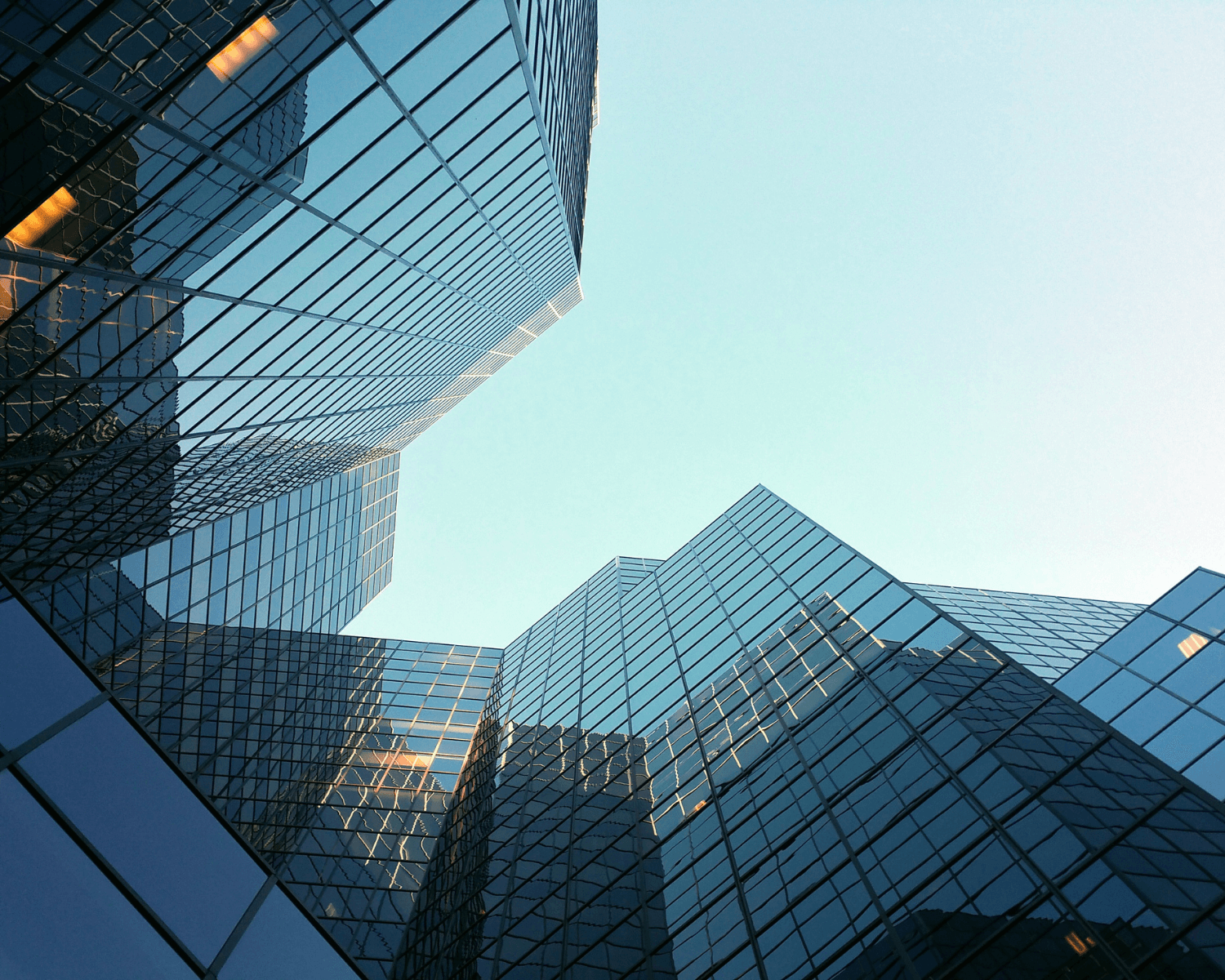 Foto de unos edificios para el artículo "Aplicación del tipo de gravemen para nuevas entidades tras varios años desde la constitución" de Ponter Abogados y Asesores