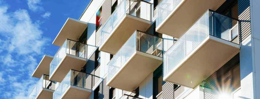 Foto de unos edificios de viviendas para el artículo de Ponter Abogados y Asesores sobre "Entrega de la vivienda a consecuencia del ejercicio de la opción de compra en contrato de alquiler efectuado por el promotor"