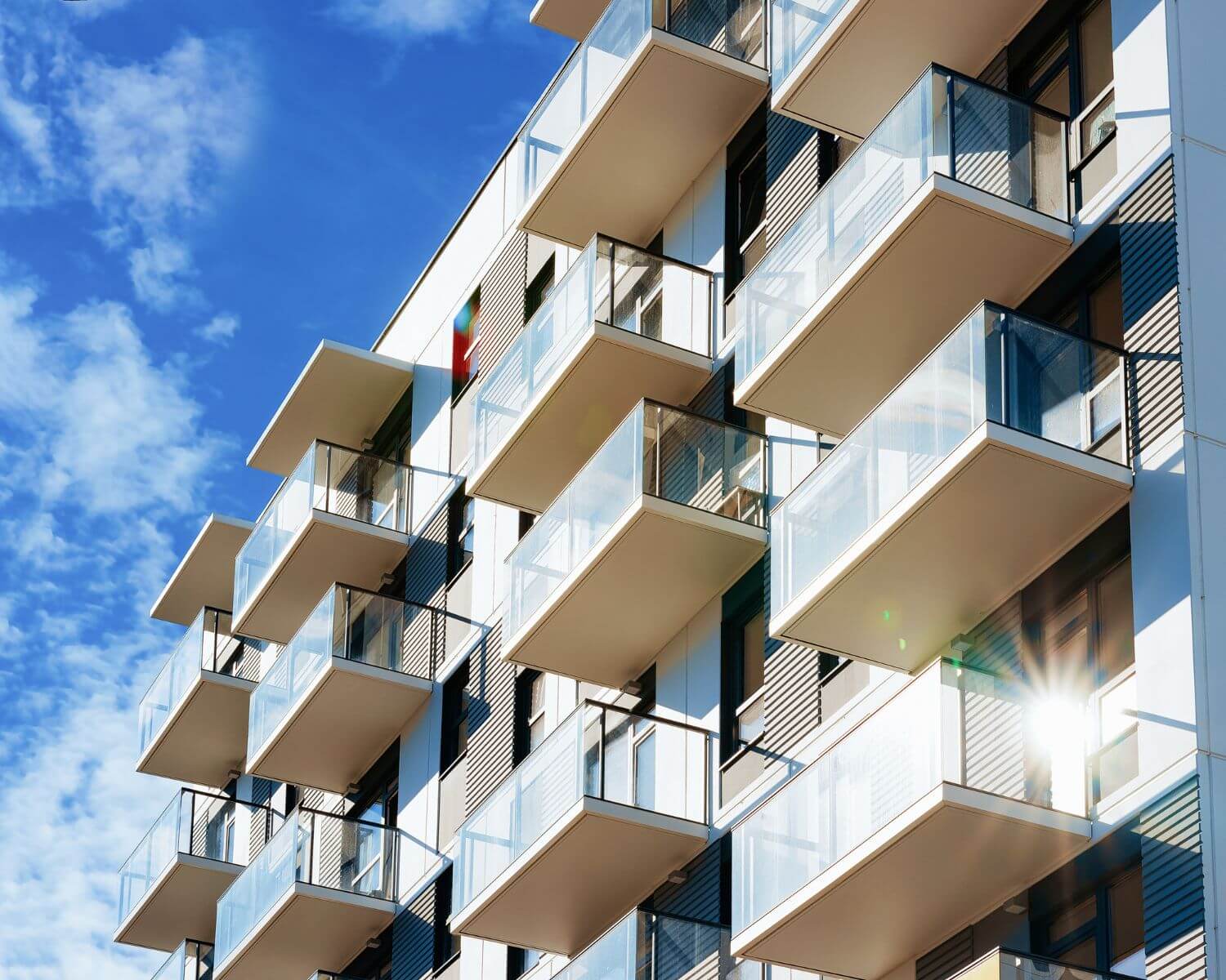 Foto de unos edificios de viviendas para el artículo de Ponter Abogados y Asesores sobre "Entrega de la vivienda a consecuencia del ejercicio de la opción de compra en contrato de alquiler efectuado por el promotor"