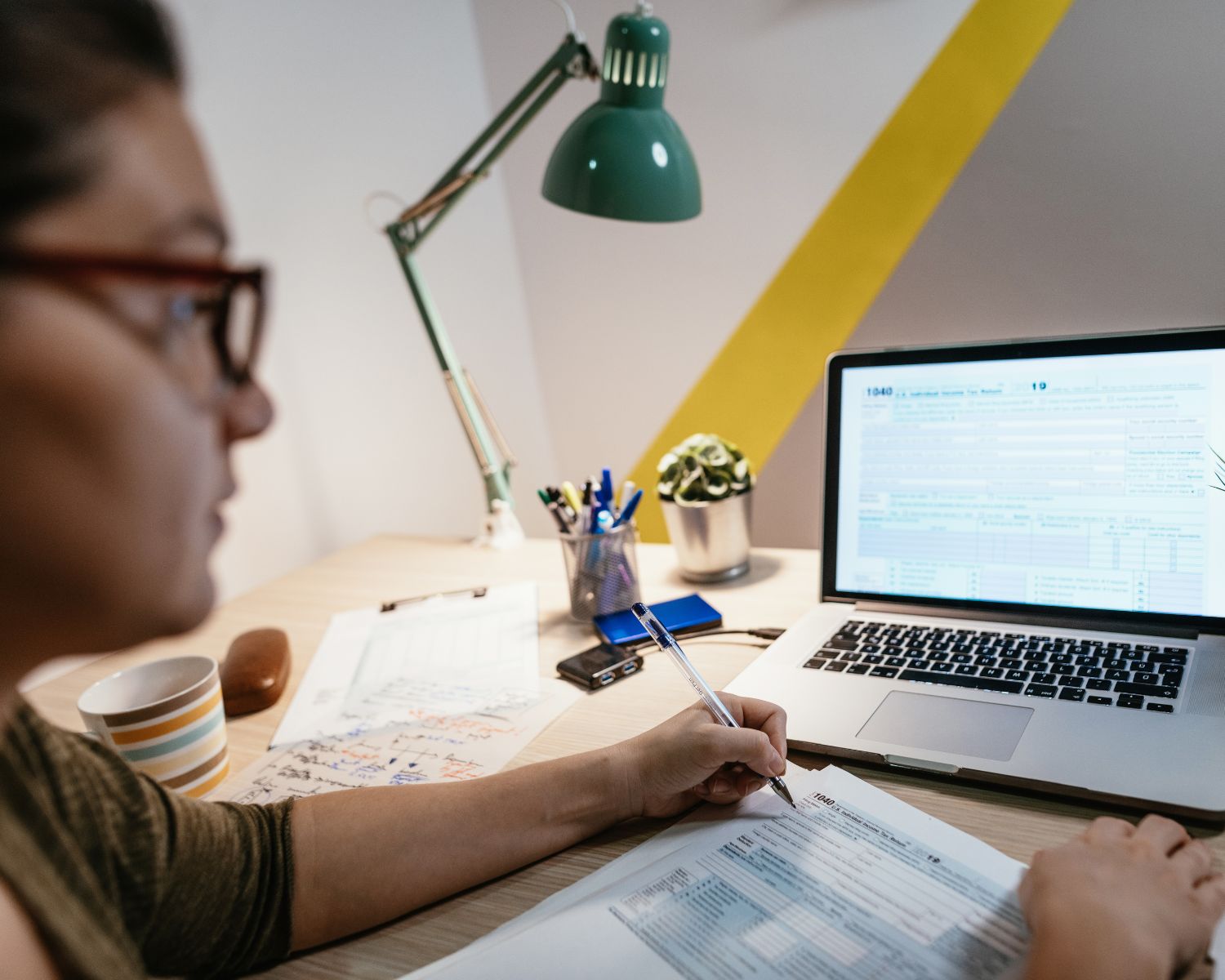 Foto de una mujer delante del ordenador utilizando INFORMA. Imagen que ilustra el artículo "¿Me pueden sancionar si actúo según los criterios de INFORMA de la AEAT" de Ponter Abogados y Asesores