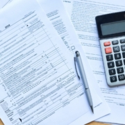 Foto de una calculadora y hojas de la declaración de la Renta 2023 para un artículo nuevo publicado por Ponter Abogados y Asesores