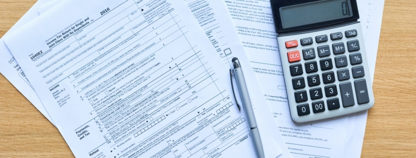Foto de una calculadora y hojas de la declaración de la Renta 2023 para un artículo nuevo publicado por Ponter Abogados y Asesores