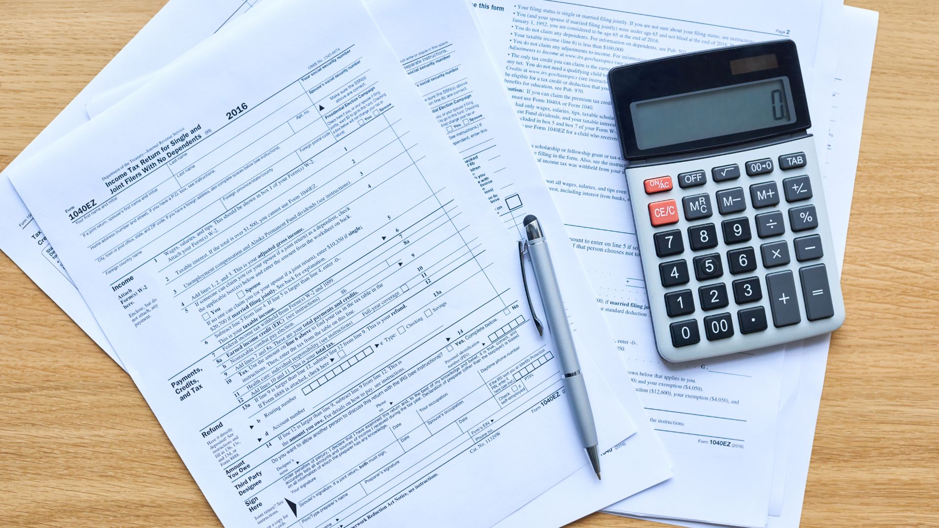 Foto de una calculadora y hojas de la declaración de la Renta 2023 para un artículo nuevo publicado por Ponter Abogados y Asesores