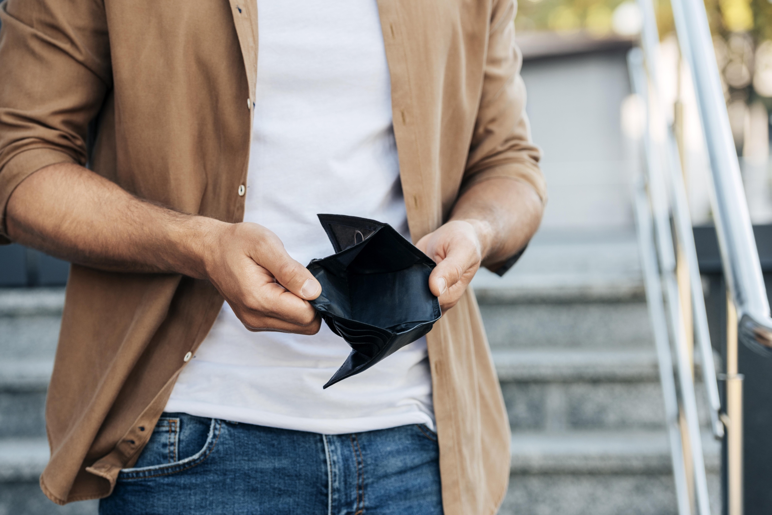 Hombre joven sin ingresos